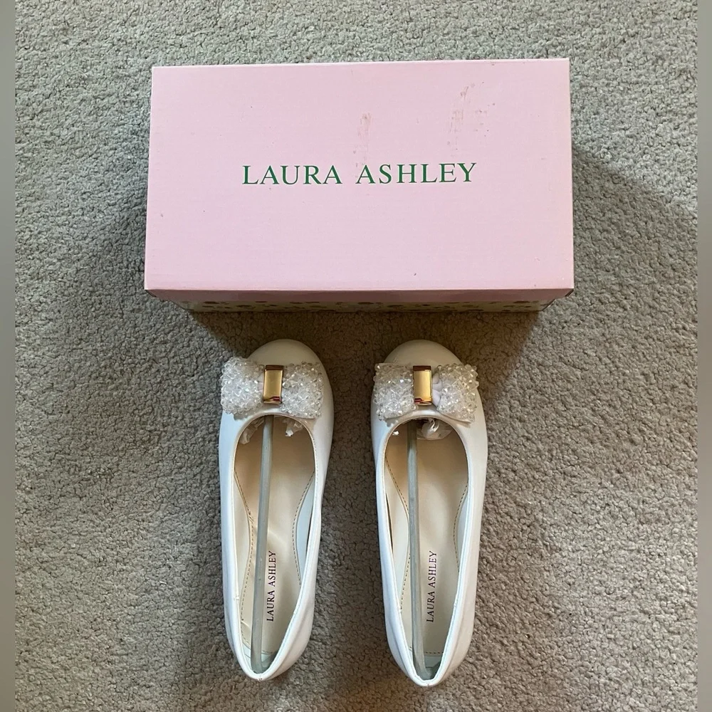 NEW Laura Ashley White Patent Flats with Beaded Bow Size 3